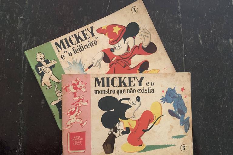 Publicações da Disney nos anos 50 com Mickey. (Foto: Heloisa Seixas)