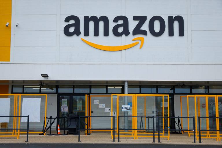 Foto mostra o logo da Amazon na entrada de um centro de distribuição em Bretigny-sur-Orge, na França