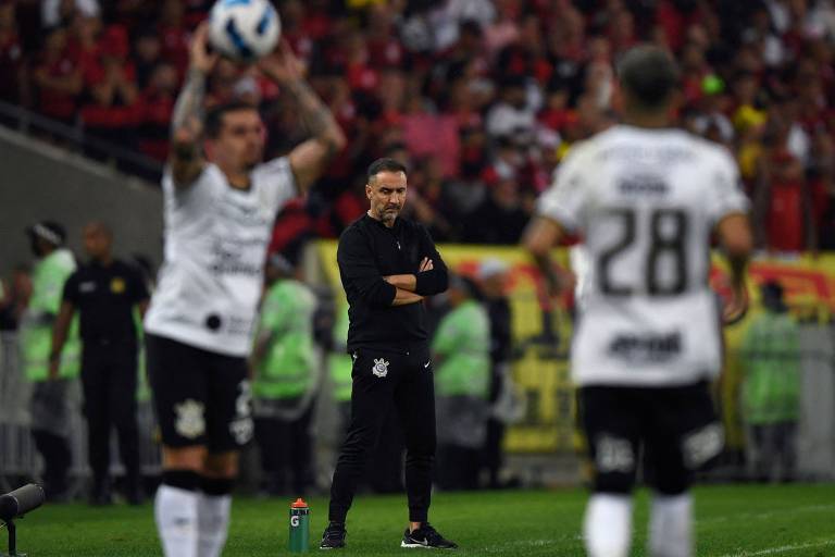 Vítor Pereira, técnico do Corinthians, durante partida de volta da Libertadores contra o Flamengo, no Maracanã, quando o time alvinegro foi eliminado da competição, no dia 9 de agosto