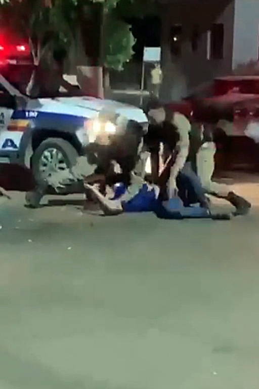 Vídeo mostra policiais militares agredindo casal em praça de MG