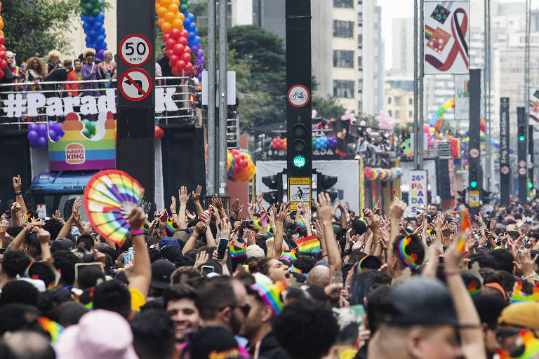 Multidão participa da 26ª Parada LGBTQIA+ em São Paulo