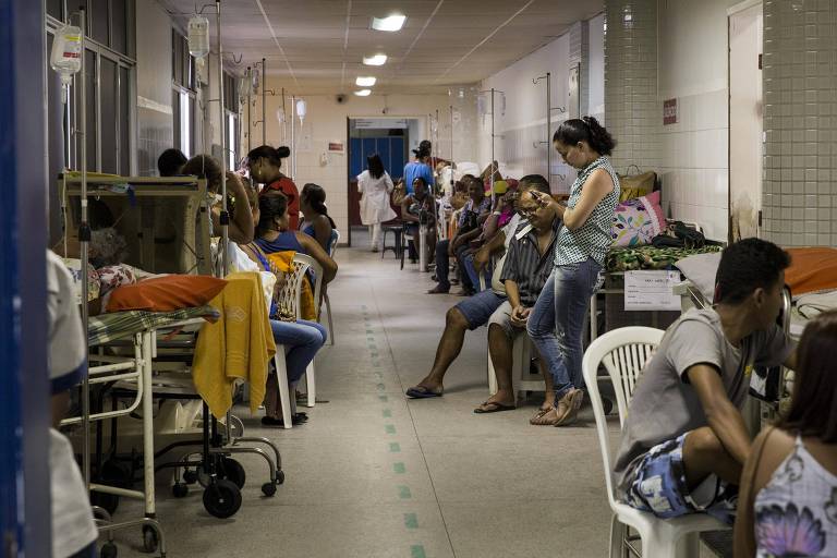 Pacientes nos corredores do Hospital de Urgencias de Sergipe, em Aracaju