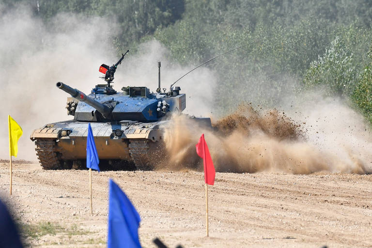 Time chinês compete no biatlo com tanques no campo de Alabino, perto de Moscou, pelos Jogos Internacionais do Exército de 2022 