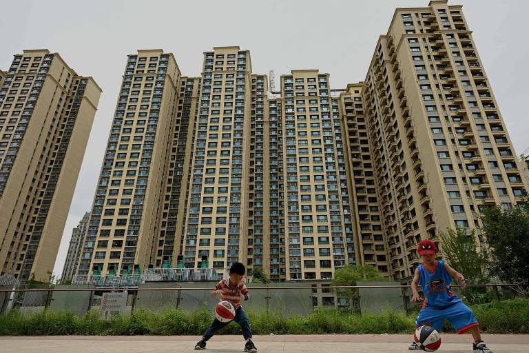 Prédios de complexo habitacional desenvolvidos pela incorporadora Evergrande, em Pequim; Crise do setor imobiliário prejudica atividade na China