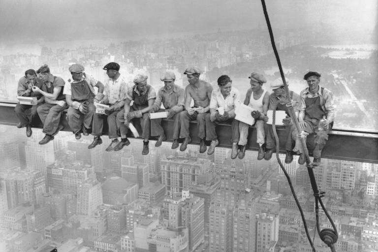 Foto de 1932 que mostra operários almoçando nas alturas das obras do prédio Rockefeller Center, em Nova York