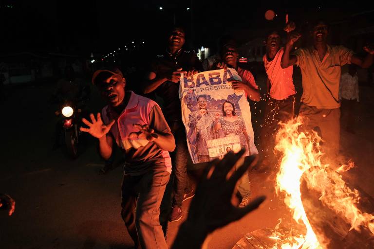 Apoiadores de Raila Odinga protestam contra os resultados das eleições, em Kisumu, no oeste do Quênia