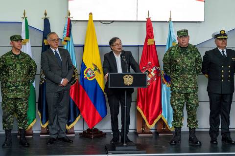 Handout picture released by Colombia's Ministry of Defence press office showing Colombia's President Gustavo Petro (C) delivering a speech during the presentation of the military leadership, in Bogota on August 12, 2022 as Defence Ivan Velasquez (3-L), the Commander of the Military Forces, general Helder Giraldo (3-R), the Chief of the Joint Chiefs of Staff, Vice Admiral Jose Amezquita (2-R), the Director of the National Police, Henry Sanabria (R), the Commander of the Air Force, Luis Cordoba (L), and the Commander of the National Army, Luis Ospina (2-L), stand on the stage with him. - The president of Colombia, Gustavo Petro, who took office on August 7, appointed a new military leadership to which he entrusted 