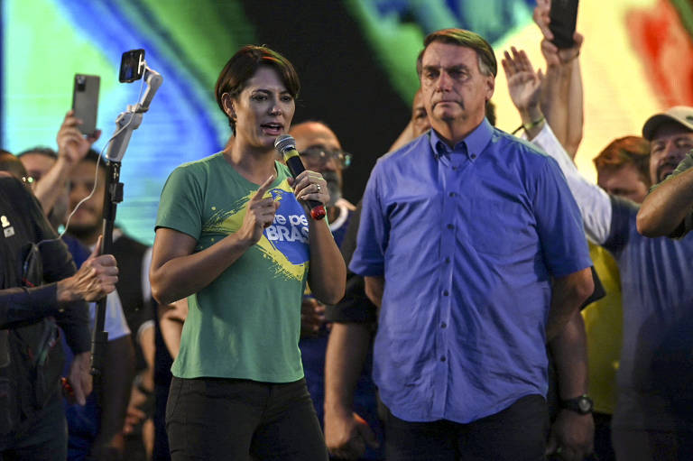O presidente Jair Bolsonaro (PL) ao lado da primeira-dama Michelle Bolsonaro na Marcha para Jesus, no Rio