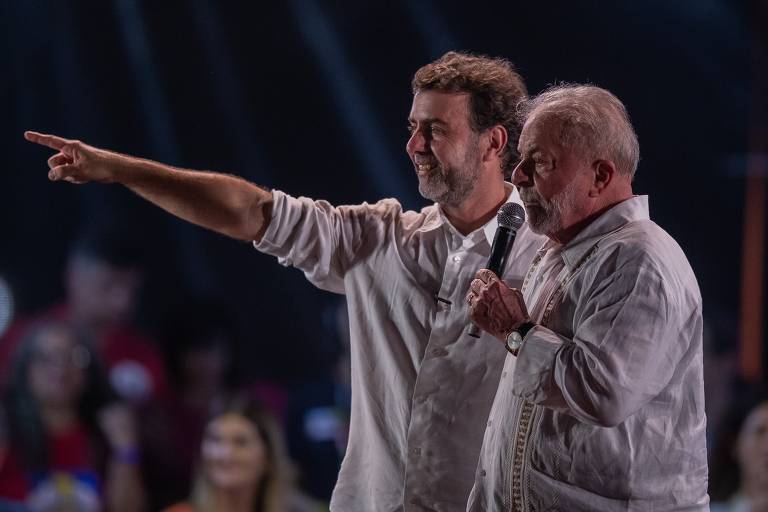 O candidato à Presidência Luiz Inácio Lula da Silva (PT) ao lado de Marcelo Freixo durante evento na Cinelândia, no centro do Rio de Janeiro