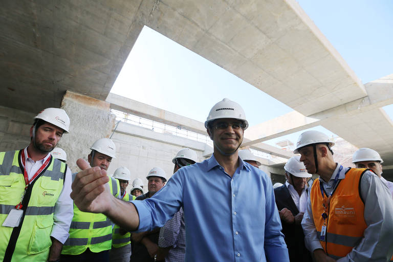 O candidato e governador do estado de São Paulo, Rodrigo Garcia (de azul claro), visita obras da linha 6-Laranja do metrô na capital paulista