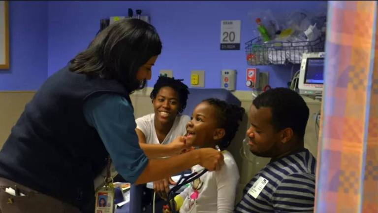 Criança sendo examinada em uma clínica de asma em Washington DC, nos Estados Unidos
