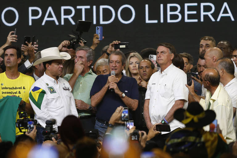 Valdemar Costa Neto (ao centro), presidente do PL, discursa ao lado de Jair Bolsonaro durante ato partidário 