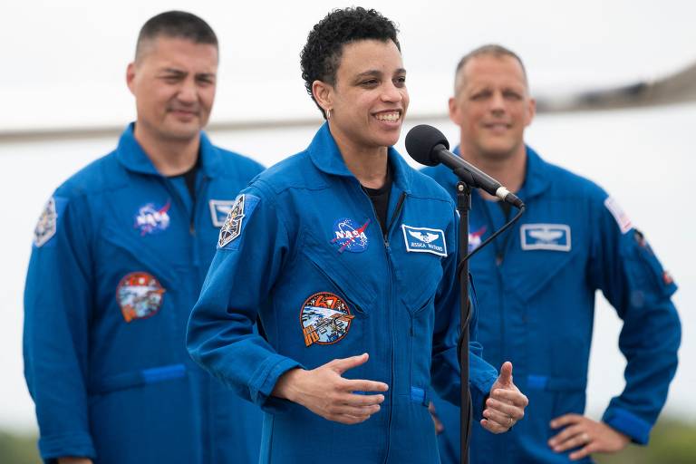 A astronauta Jessica Watkins conversa com a imprensa sobre a missão Crew-4, que a levaria com outros três astronautas para a Estação Espacial Internacional