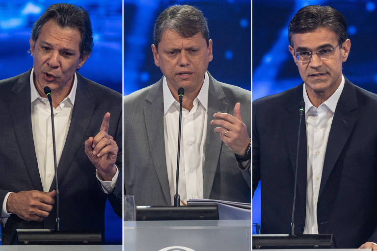 Montagem com os três candidatos falando ao microfone, em frente a fundo azul