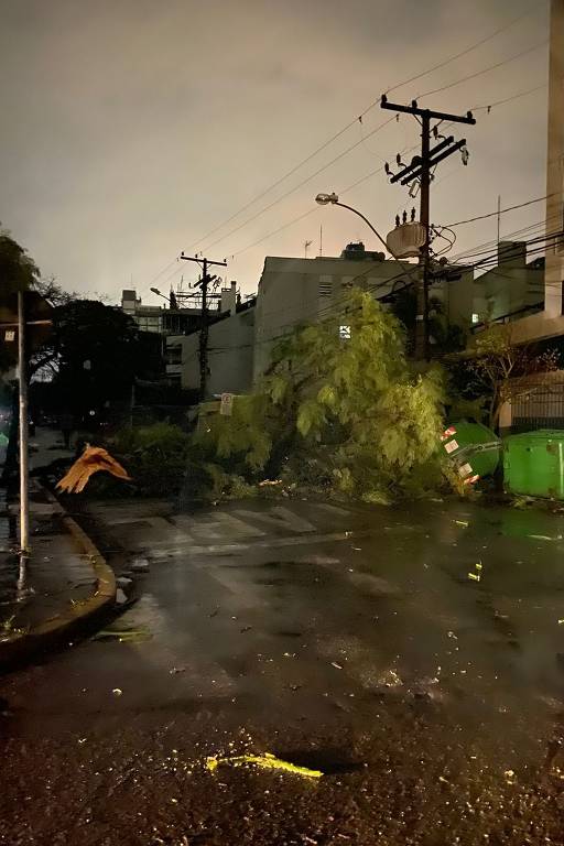 Tempestade de granizo e ventania provocam destruição em cidades gaúchas