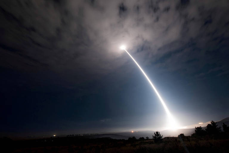 Míssil balístico intercontinental Minuteman 3, esteio da força nuclear em solo americano, é lançado em teste na base de Vandenberg, na Califórnia
