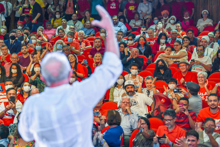 Lula (PT) discursa diante de apoiadores em ato na cidade de Campina Grande, na Paraíba