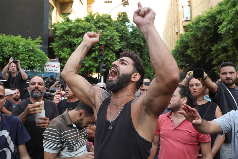 Homem invade banco no Líbano e vira herói, em meio à crise econômica