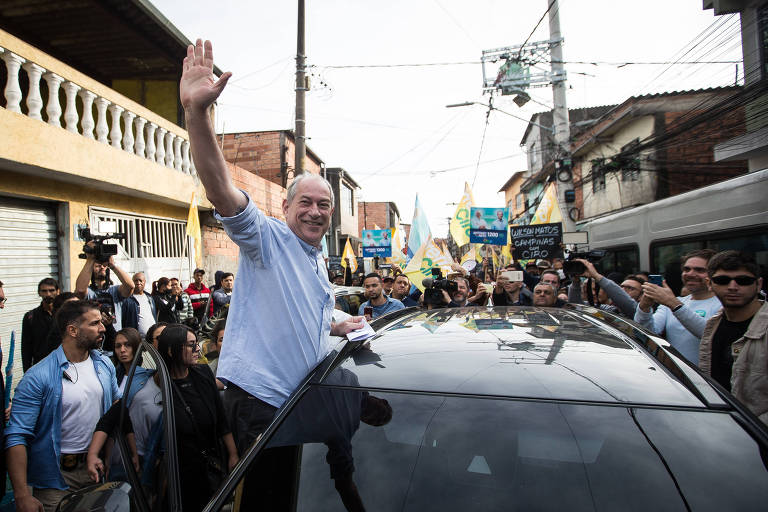 Ciro Gomes acena para eleitores em Guaianases