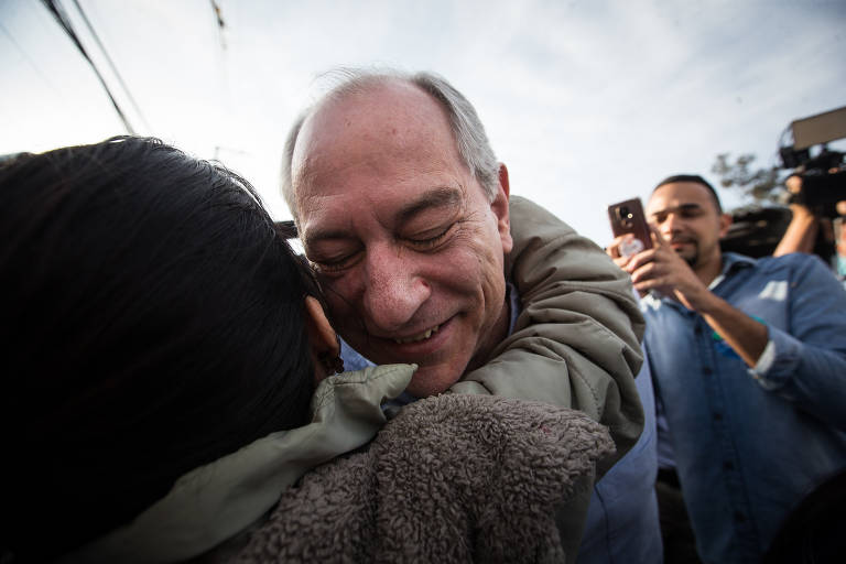Ciro Gomes abraça eleitores durante caminhada em Guaianases, na zona leste de São Paulo