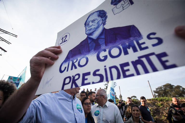 Ciro Gomes recebe desenho de eleitor em primeiro dia de campanha