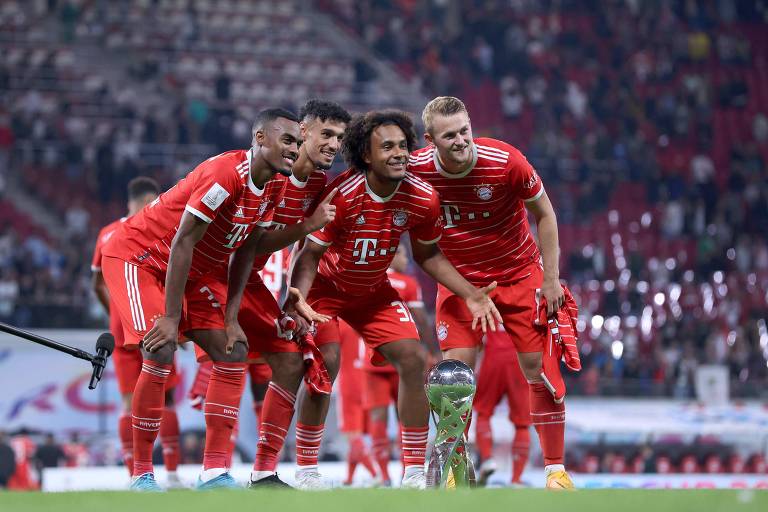 Jogadores do Bayern com o troféu da Supercopa da Alemanha deste ano, ao derrotarem o RB Leipzig