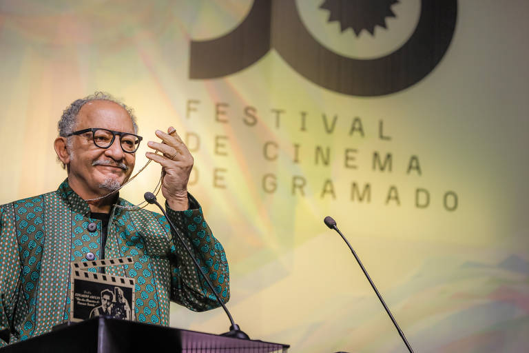 Joel Zito Araújo é homenageado com o troféu Eduardo Abelin no Festival de Gramado de 2022