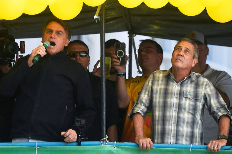O presidente Jair Bolsonaro discursa ao lado de seu candidato a vice, o general Braga Netto, durante evento de lançamento de sua campanha à reeleição, em Juiz de Fora (MG)