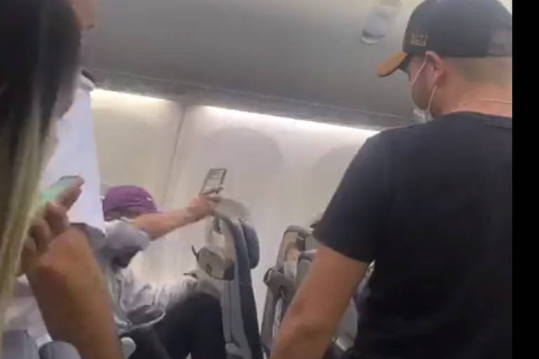 Passageiro quebra poltronas de avião e causa confusão em voo; veja vídeo