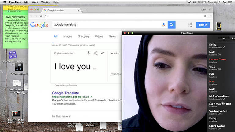 Reprodução de uma tela de computador em que se pode ver o rosto de uma mulher branca e uma página do Google aberta