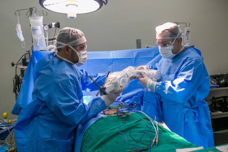 Médicos utilizam braço robótico em sala de cirurgia