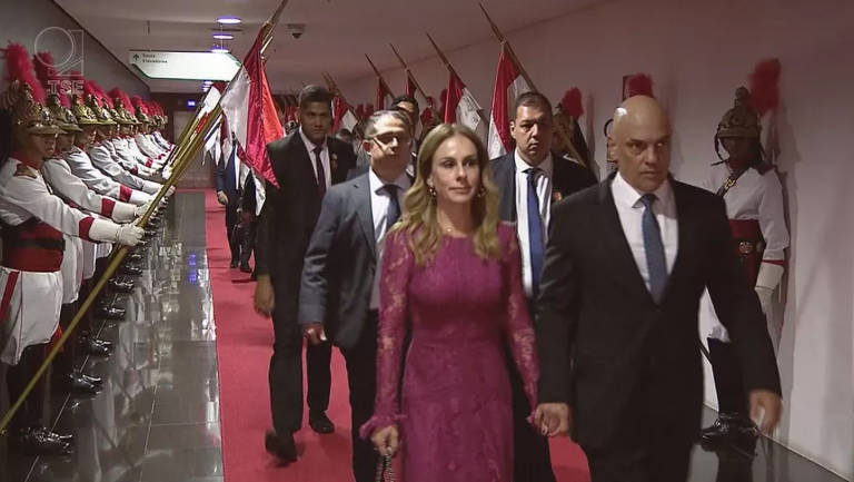 Alexandre de Moraes ao chegar para sua cerimônia de posse como presidente do TSE, acompanhado da esposa