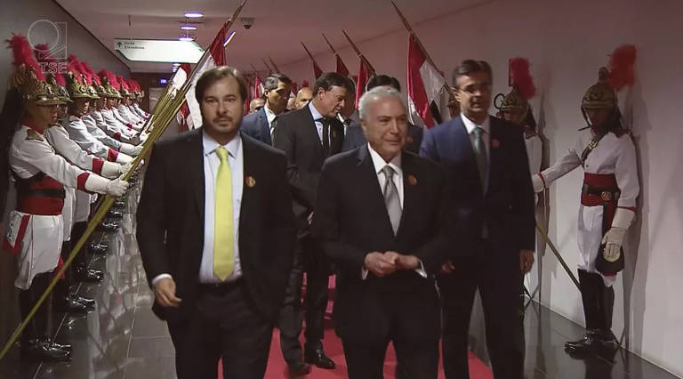 O ex-presidente Michel Temer chega ao TSE ao lado do deputado federal Rodrigo Maia (PSDB)