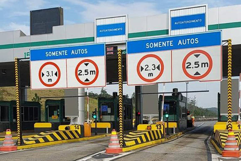 A praça de pedágio do Piratininga, no km 32 da rodovia dos Imigrantes, está identificada com placas de autoatendimento na parte superior e a sinalização 'Só autos'