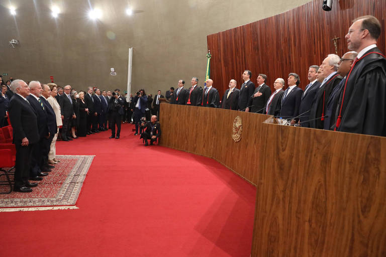 Ministros enfileirados na cerimônia de posse do ministro Alexandre de Moraes como presidente do TSE 