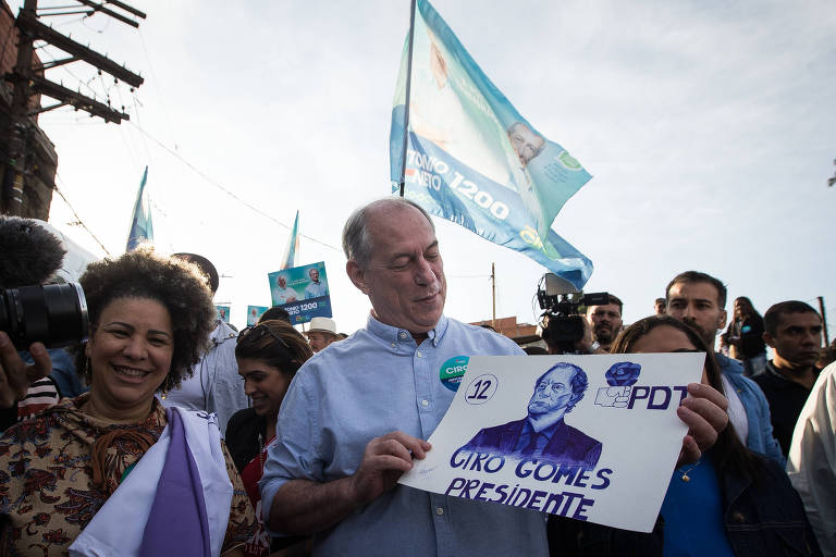 Ciro Gomes (PDT) caminha por Guaianases, na zona leste de São Paulo, em primeiro dia da campanha presidencial 