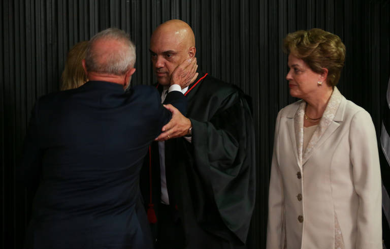 Ex-presidente Lula, acompanhado de Dilma Rousseff, cumprimenta o novo presidente do TSE, Alexandre de Moraes