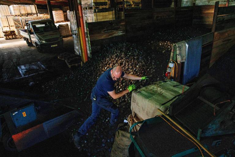 "Tanta pressa no verão, todo mundo quer carvão, nunca vimos nada assim", diz  dono da empresa de carvão