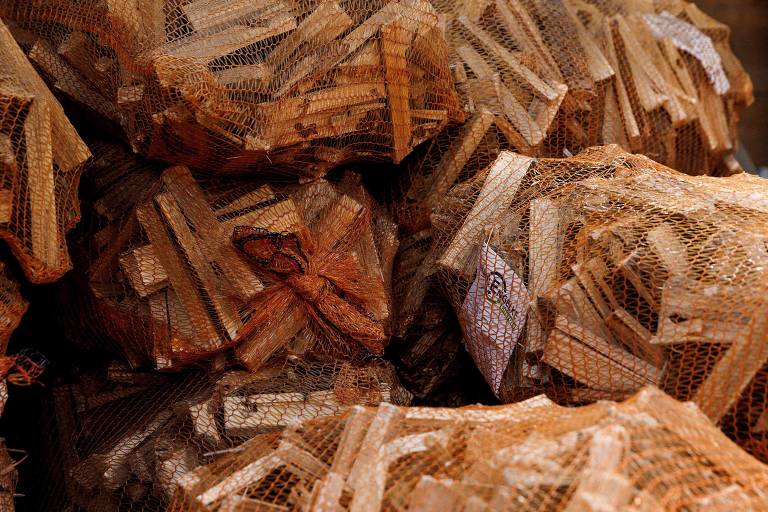 Pilhas de madeira na empresa de produção de carvão especializada em aquecimento residencial