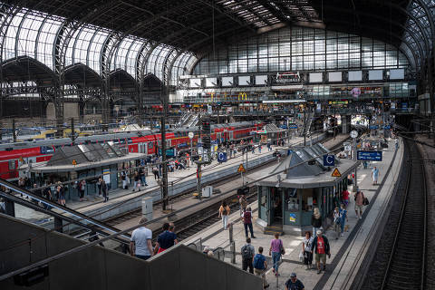 The central train station in Hamburg, Germany, July 12, 2022. To help offset inflation, GermanyÕs government has subsidized cheap train passes this summer. While many feared chaos and overcrowding on an overburdened system, it has been a relatively smooth ride. (Lena Mucha/The New York Times) ORG XMIT: XNYT123