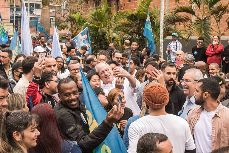 O candidato à Presidência da República Ciro Gomes (PDT) durante passeata em Santana de Parnaíba, reduto do aliado e candidato ao Governo de São Paulo Elvis Cezar, do mesmo partido