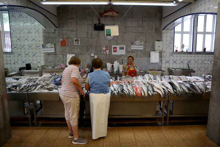Mulheres fazem compras em mercado de Cascais, em Portugal
