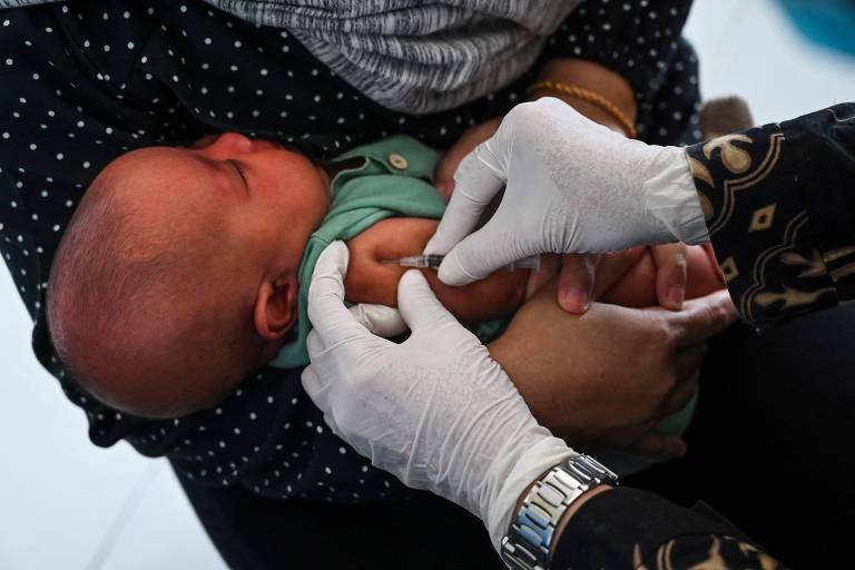Bebê é imunizado com a vacina da BCG durante campanha de vacinação em Banda Aceh, na Indonésia