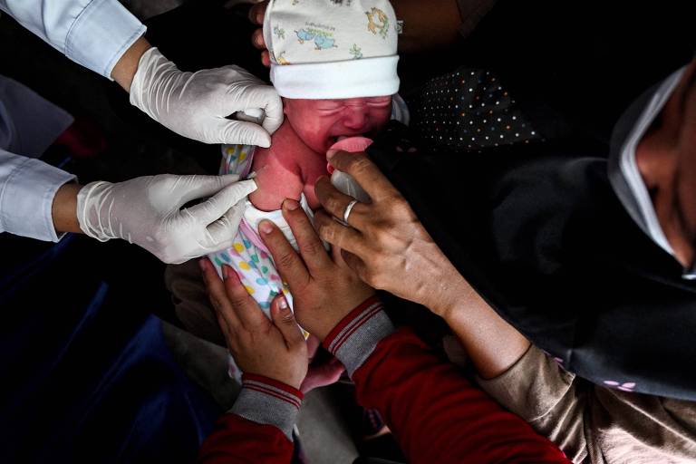 Logo após o nascimento, bebê é imunizado na Indonésia contra a tuberculose com a vacina BCG