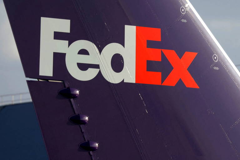 Imagem mostra o logotipo da Fedex em um veículo