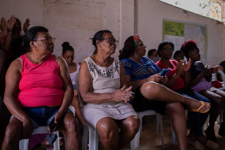 Moradores do quilombo Maria Joaquina, em Cabo Frio (RJ), se reúnem para receber os recenseadores do IBGE. É a primeira vez que o Censo faz a contagem da população quilombola no Brasil
