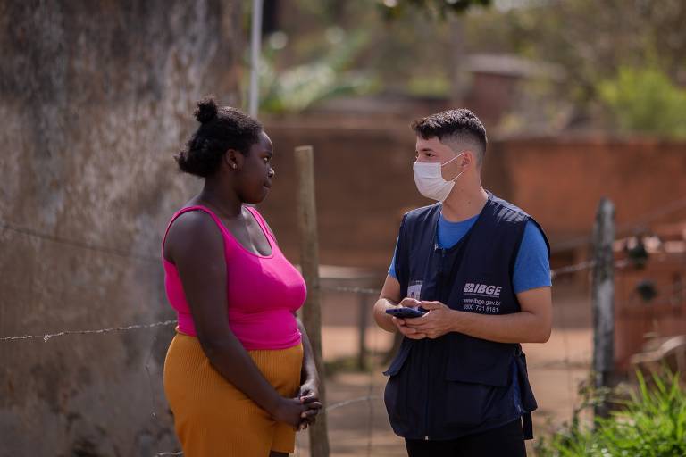 O recenseador João Gabriel da Costa de Souza, 23, conversa com moradora do quilombo Maria Joaquina, em Cabo Frio (RJ)