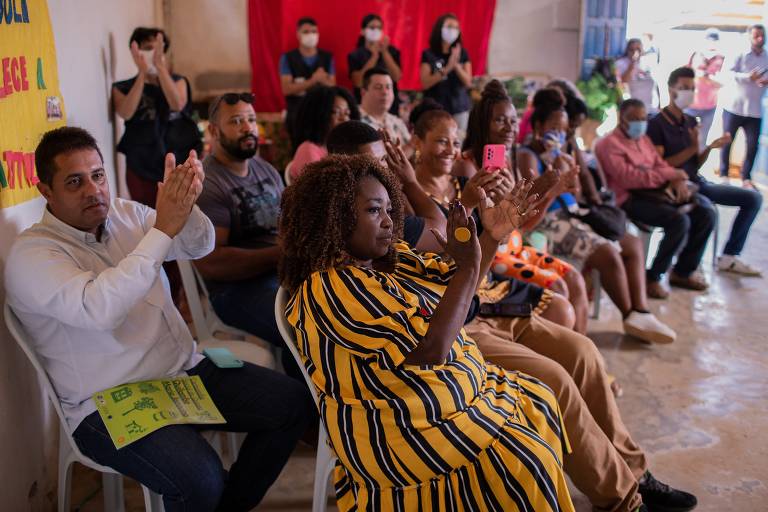 Moradores do quilombo Maria Joaquina, em Cabo Frio (RJ), se reúnem para receber os recenseadores do IBGE. É a primeira vez que o Censo faz a contagem da população quilombola no Brasil