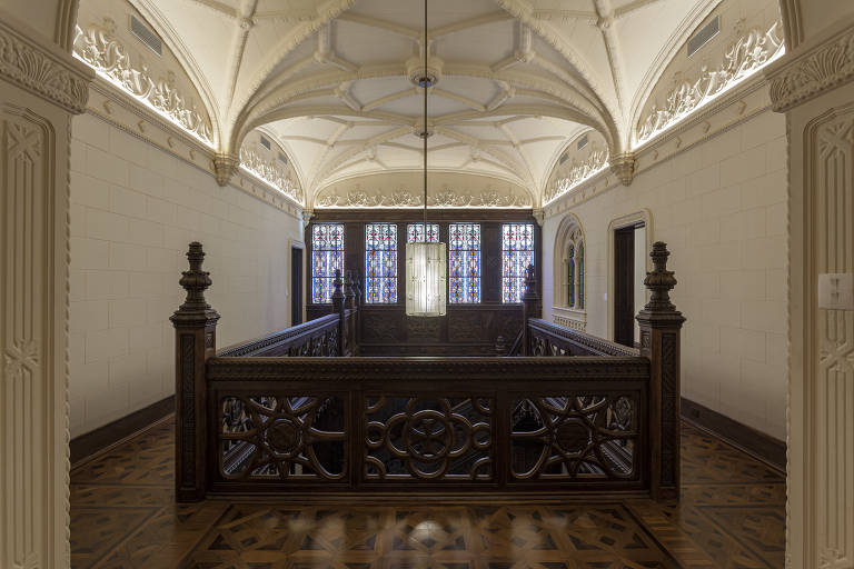 O casarão é decorado com vitrais belgas e tem um anfiteatro que suporta 50 pessoas sentadas