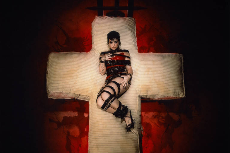 Demi Lovato, em 'Holy Fvck', mistura rock com masturbação e religião